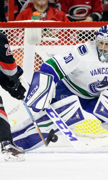 Hurricanes earn wild 8-6 victory over Canucks (Dec 13, 2016)